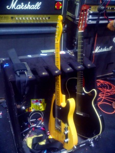 Gitar yang di pakai Mas Eross. Yang coklat itu gitar Fender Telecaster Eross Signature.